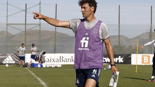 Santi Denia durante un entrenamiento de la selección española Sub-19