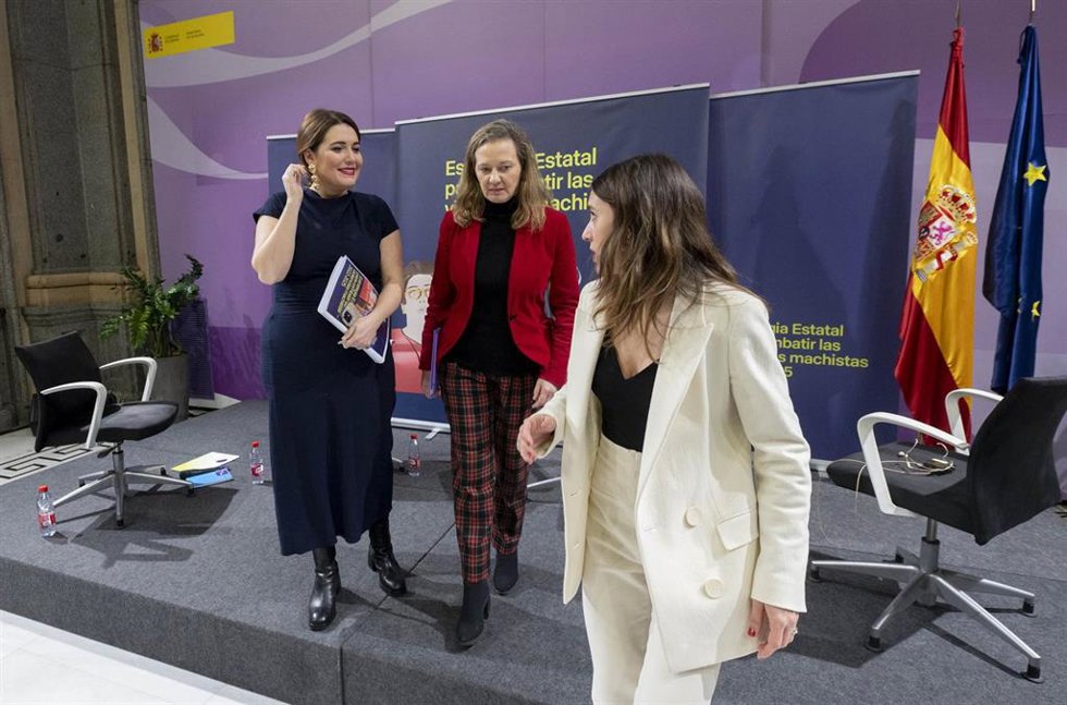 La secretaria de Estado de Igualdad y contra la Violencia de Género, Ángela Rodríguez Pam; la delegada del Gobierno contra la Violencia de Género, Victoria Rosell, y la ministra de Igualdad, Irene Montero
