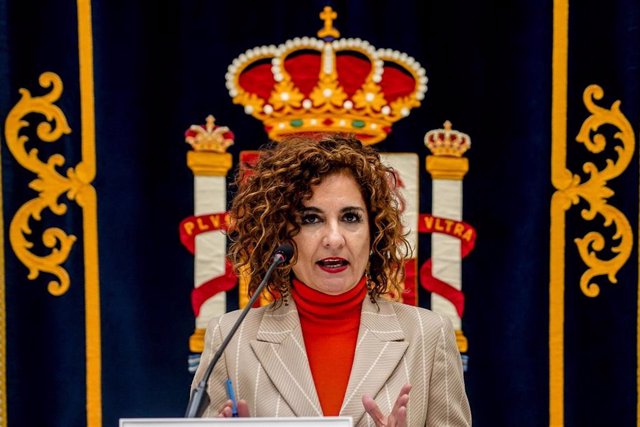 La ministra de Hacienda y Función Pública, María Jesús Montero, atiende a los medios de comunicación en la Delegación del Gobierno en Andalucía, a 3 de enero de 2023, en Sevilla (Andalucía, España).