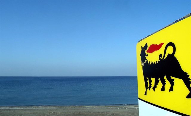 Archivo - Logotipo de la petrolera semipública italiana Eni junto al mar.