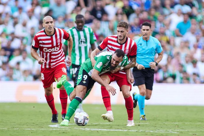 Archivo - Santiago Bueno presiona a Borja Iglesias durante el Betis-Girona de LaLiga Santander 2022-2023