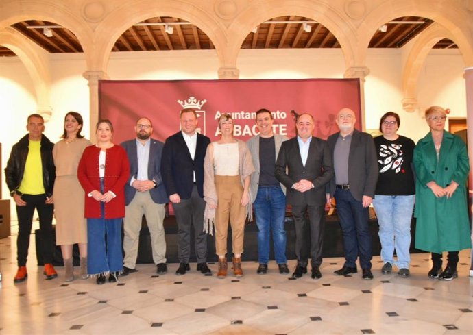 La cantautora Carmen Toledo, conocida artísticamente como Karmento, ha presentado en la capital albaceteña 'Quiero y duelo', la canción con la que participará en el Benidorm Fest 2023.