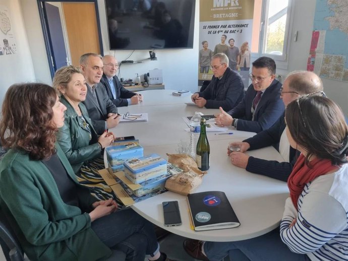 El conselleiro de Medio Rural, José González, participa en reuniones en la Bretaña francesa.