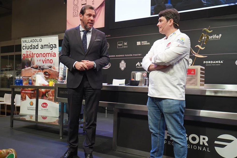 El alcalde de Valladolid, Óscar Puente, junto al chef de 'Alquimia', Alvar Hinojal.