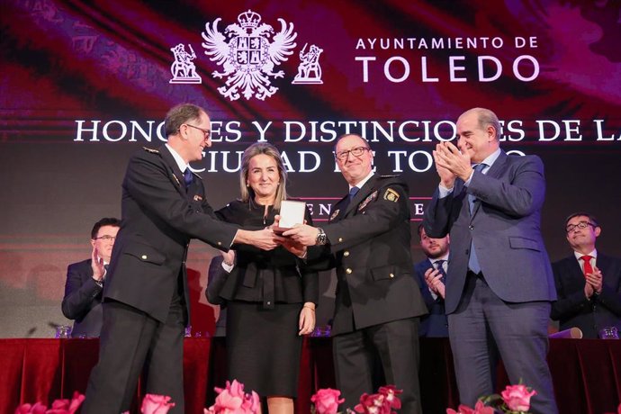 La alcaldesa de Toledo, Milagros Tolón, ha presidido el acto institucional de entrega de los Honores y Distinciones de la Ciudad de Toledo 2023 con motivo del día del patrón, San Ildefonso