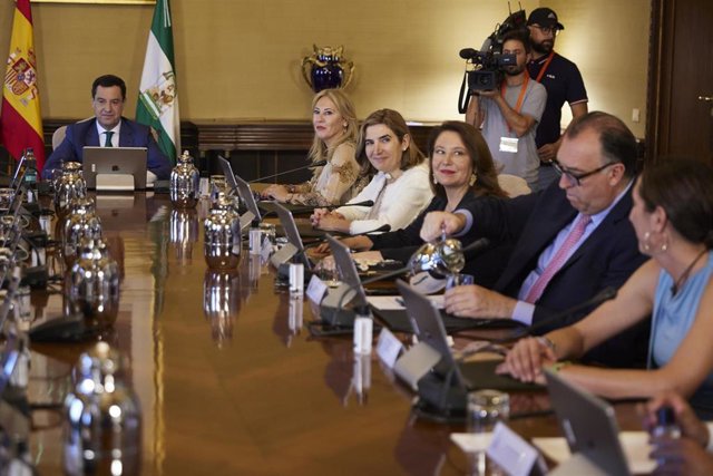 Foto de familia previa a la reunión del Consejo de Gobierno de la Junta de Andalucía en Jaén