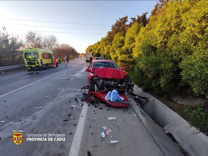 Una mujer y dos niños de cinco y diez años heridos tras un choque frontal entre un coche y una furgoneta