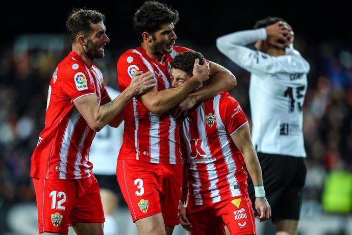 Los jugadores de la UD Almería celebran el 2-2 de Portillo ante el Valencia en LaLiga Santander 2022-2023