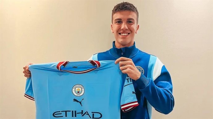 Máximo Perrone posa con la camiseta del Manchester City