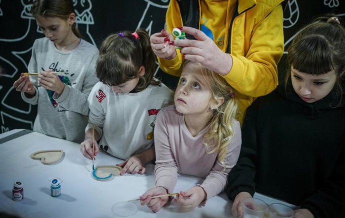 19 January 2023, Ukraine, Odessa: Children paint at UNICEF's Spilno Child Spot. Photo: Kay Nietfeld/dpa
