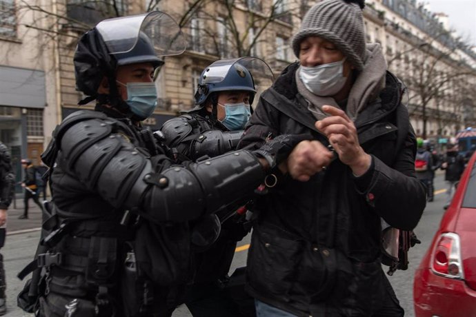 Archivo - Disturbios durante una manifestación de los chalecos amarillos, en París (Francia) a 30 de enero de 2021 (Archivo)