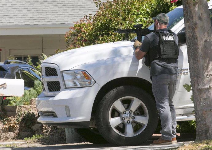 Archivo - 27 April 2019, US, Poway: A police man stands guard outside the house that thought to be the home of 19 year-old John T. Earnest (not pictured), who is a suspect in the shooting of four people inside a synagogue on the last day of Passover. Ph