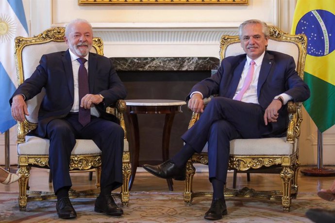 El presidente de Brasil, Lula da Silva (i), y el presidente de Argentina, Alberto Fernández
