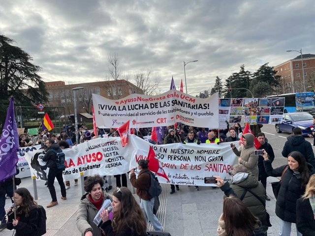 Estudiantes protestan en la UCM contra el nombramiento de Ayuso como alumna ilustre