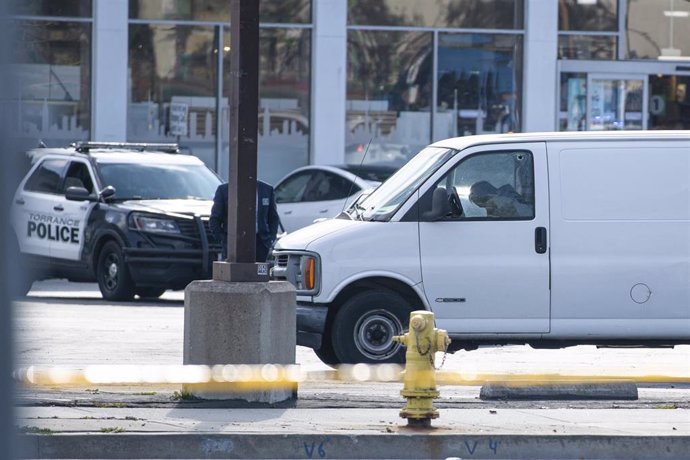 Vista de la furgoneta blanca en la que fue encontrado el sospechoso del tiroteo masivo de Monterey Park, Huu Can Trann (72), con una herida de bala autoinfligida en la cabeza, en Torrance, tras matar a 10 personas en un estudio de bailes de salón 