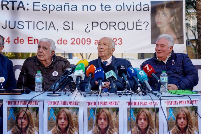 José Antonio Casanueva (c), abuelo de Marta del Castillo, en el acto público convocado por él junto a un colectivo del barrio donde vivía la joven asesinada, cuando está a punto de cumplirse 14 años del crimen 