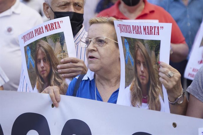 Archivo - Detalle de una señora portando una foto de Marta del Castillo durante la primera sesión del juicio contra el joven Francisco Javier García, conocido como 'El Cuco', y contra su madre, a 26 de mayo de 2022 en Sevilla (Andalucía, España)