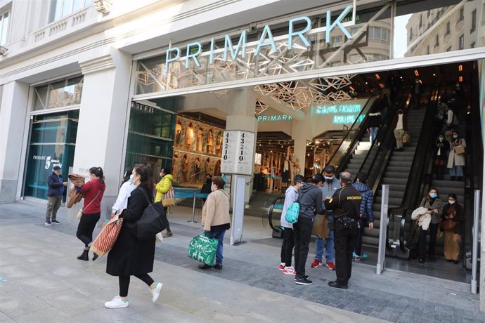 Archivo - Transeúntes pasan al lado del Primark de Gran Vía, en Madrid, (España), a 13 de noviembre de 2020. 