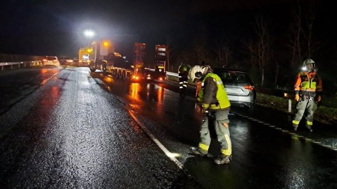 Tres vehículos se salen de la vía en la A-8 a causa del granizo en Valdáliga