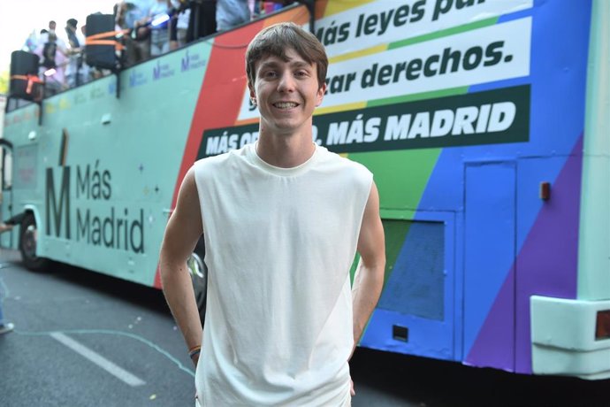 Archivo - El diputado de Mas Madrid, Eduardo Rubiño, posa minutos antes de una manifestación por el Orgullo LGTBIQ+, a 9 de julio de 2022, en Madrid (España). La marcha, organizada por COGAM y FELGTB, y reivindicativa y festiva a partes iguales, recorre