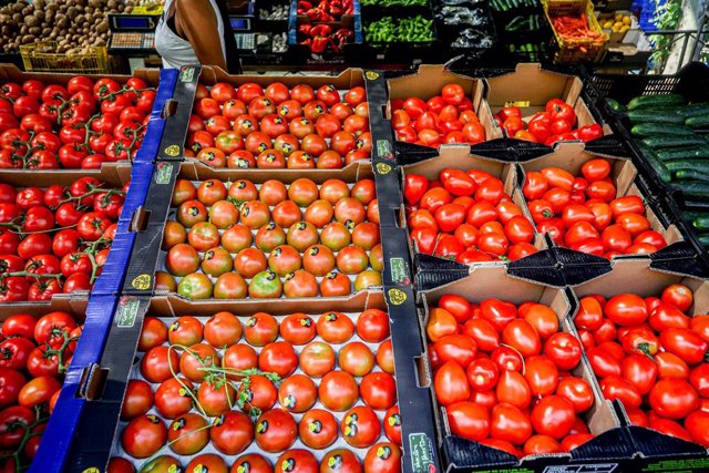 Archivo - Un puesto de tomates en un mercadillo al aire libre en Madrid