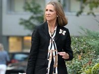 La Infanta Elena vuelve al trabajo tras ayudar a Froilán a instalarse en Abu Dabi junto al Rey Juan Carlos