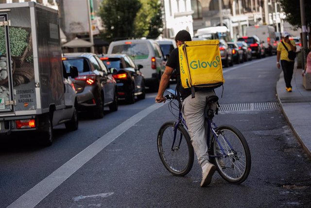 Archivo - Un repartidor de Glovo en bicicleta por una calle del centro de Madrid