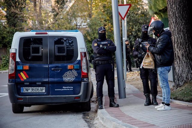 Archivo - Un vehículo y varios agentes de Policía Nacional en las inmediaciones de la embajada de Ucrania tras ser acordonada, a 2 de diciembre de 2022, en Madrid (España)