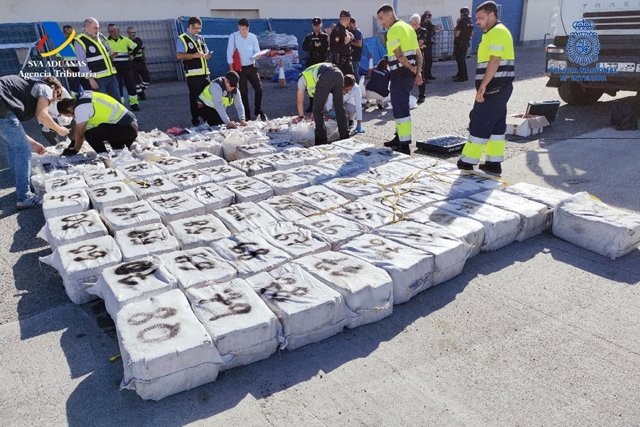 Droga intervenida por Policía Nacional y Agencia Tributaria de un velero que navegaba rumbo a Canarias