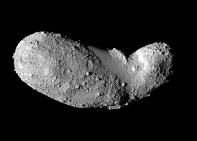 Imagen de Itokawa tomada por Hayabusa 1 en 2005