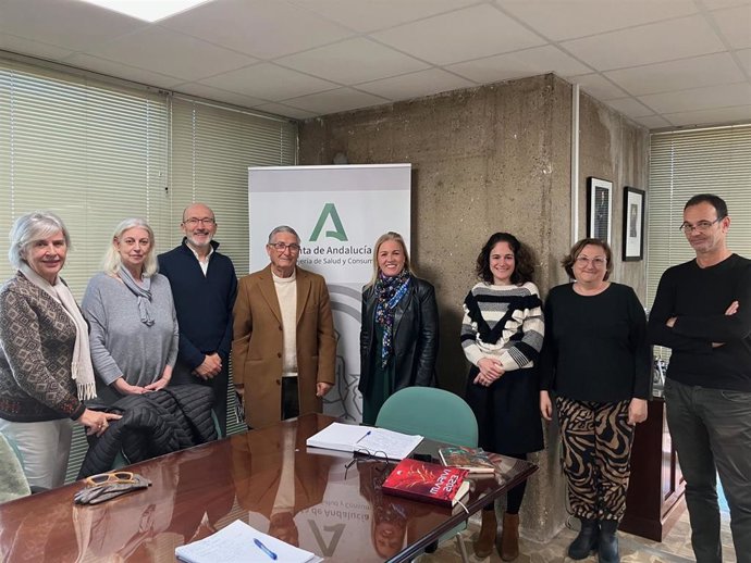 Reunión de la delegada territorial de Salud y Consumo, Eva Pajares, con responsables de Afemen en Cádiz