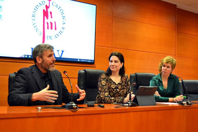 El director de la Esciela, Rocardo Reier; la decana de Ciencias Sociales, Lourdes Miguel, y la directora de Promoción, Noelia Muñoz.