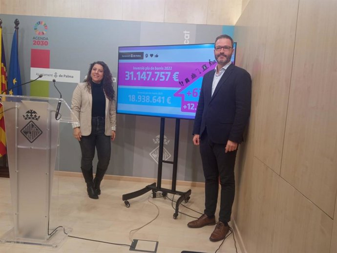 La regidora de Infraestructuras, Angélica Pastor, y el alcalde, José Hila.