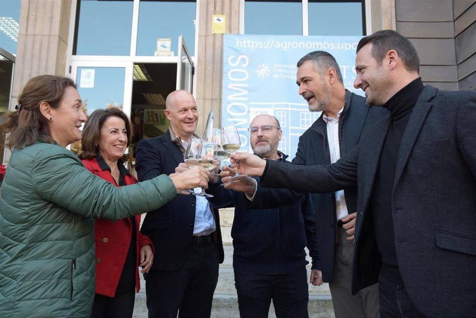 Francisco Martínez, director de Bodegas Luzón (tercero por la izquierda) y Vicente Micó, enólogo de la bodega ( primero por la derecha), junto con responsables de la UPCT, brindan con la nueva añada del vino Tomás Ferro