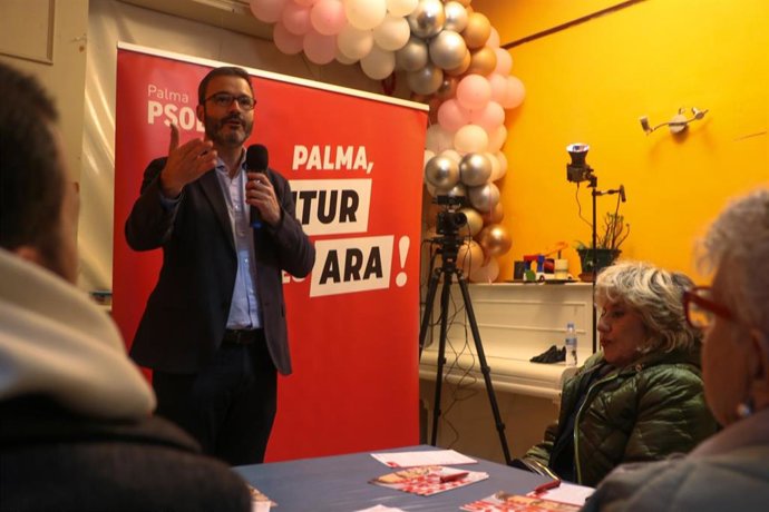 El alcalde y secretario general del PSOE Palma, José Hila, en un acto abierto con los vecinos de Bons Aires.