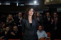 Ayuso, recibida con gritos de apoyo y consignas en contra en el interior de la Facultad de Ciencias de la Información