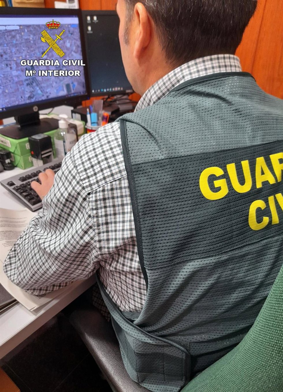 Archivo - Un agente de la Guardia Civil trabaja en la investigación