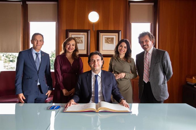El presidente de la Cámara de Diputados y Diputadas de la República de Chile, Vlado Mirosevic, es recibido en el Cabildo de Tenerife