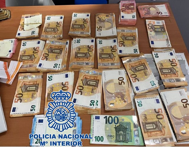 La Policía Nacional recupera un bolso robado con casi 19.000 euros y detiene al autor del robo en Los Cristianos, en el sur de Tenerife