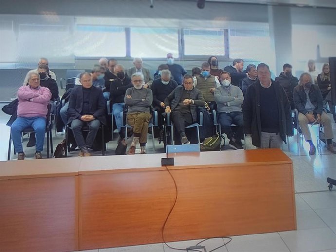 Acusado (de pie) que será juzgado en una pieza separada