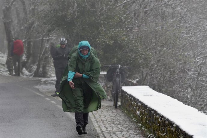 Archivo - Varios peregrinos llegan a O Cebreiro con nieve, a 20 de abril de 2022, en O Cebreiro, Lugo, Galicia (España). Después de una Semana Santa con altas temperaturas y en mitad de la primavera, Galicia vuelve al invierno con temperaturas bajo cero