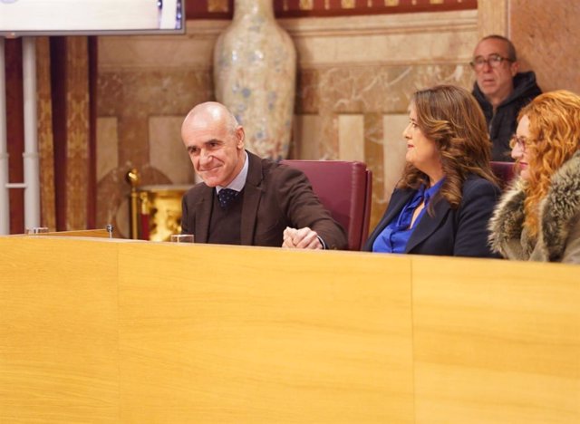 El alcalde de Sevilla, Antonio Muñoz, felicita a la delegada de Presidencia y Hacienda, Sonia Gaya, tras la aprobación en el Pleno del presupuesto para 2023.