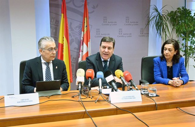 El delegado territorial de la Junta, Roberto Saiz, y a su derecha el consejero de Economía y Hacienda, Carlos Fernández Carriedo