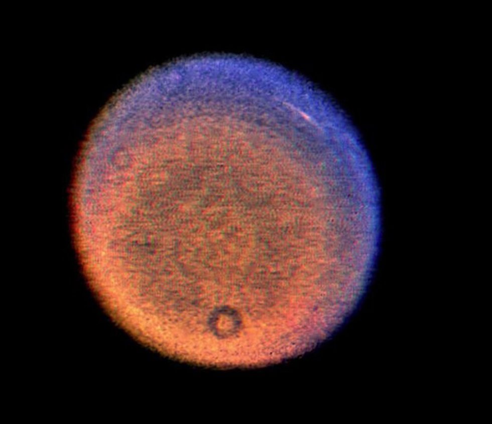 Archivo - Composición en falso color de Urano mostrando nubes discretas. Imagen tomada por Voyager 2 el 14 de enero de 1986 a 12 millones de kilómetros del planeta