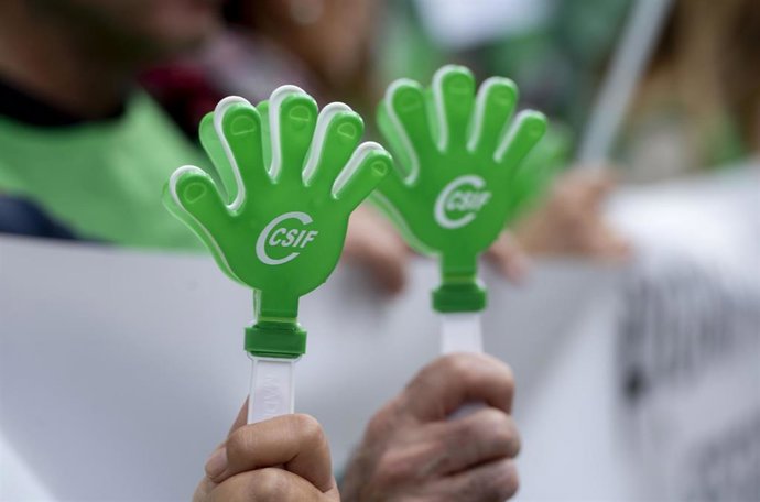 Archivo - Aplaudidores en forma de mano con el logo del CSIF 