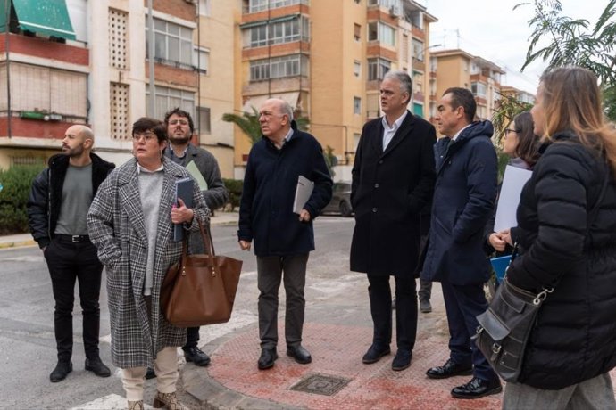 Imagen del vicepresidente segundo y conseller de Vivienda y Arquitectura Bioclimática, Héctor Illueca, en el barrio Virgen del Remedio de Alicante.