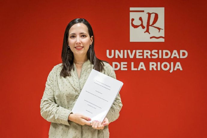 Paula Rojas García ha obtenido el grado de doctora por la Universidad de La Rioja tras la defensa de su tesis Economic analysis of drug policies on antibiotics and risk-sharing contracts, por la que ha logrado la calificación de sobresaliente cum lau