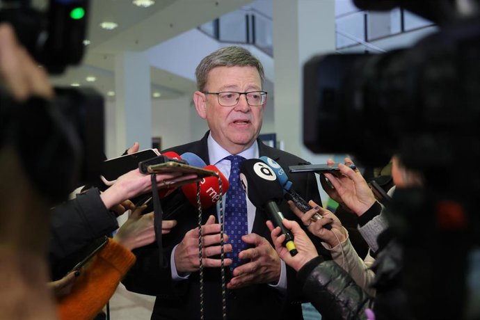 El presidente de la Generalitat, Ximo Puig, atiende  a los medios en Hannover  (Alemania)