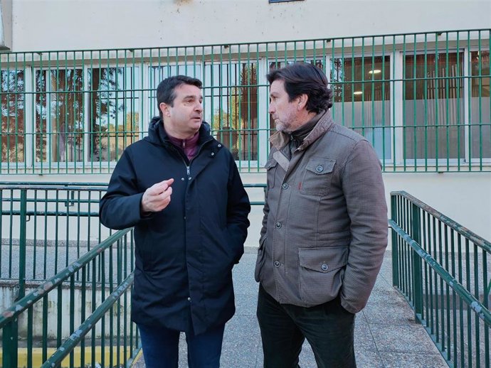 El senador por el PSOE de Huelva y secretario de Relaciones Institucionales de la Ejecutiva Provincial, Amaro Huelva, junto al parlamentario onubense Enrique Gaviño, en las puertas del centro Virgen de la Cinta de Huelva.