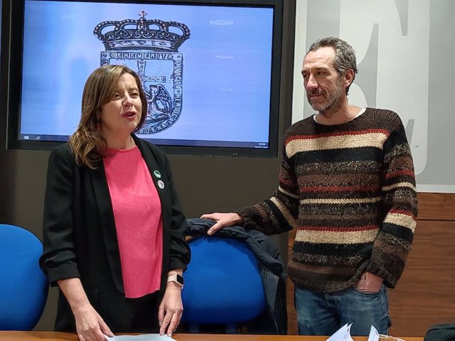 Rueda de prensa del diputado en la Junta General Ricardo Menéndez Salmón, y la portavoz de Somos Oviedo, Ana Taboada.